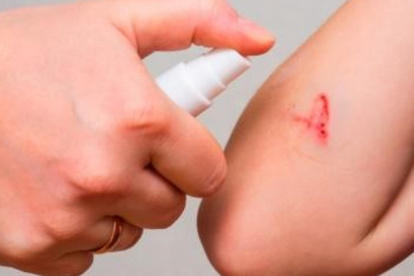 Su combinación de ingredientes, que incluye óxido de zinc y alcohol boricado, proporciona propiedades antisépticas, astringentes y calmantes que favorecen la cicatrización y alivian la inflamación.