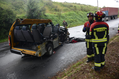 Un niño perdió la vida en el siniestro vial entre una furgoneta escolar y un tráiler.