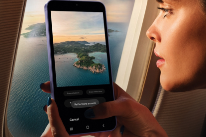El Galaxy S24 cuenta con un modo para eliminar reflejos, ideal para usarlo desde el avión.
