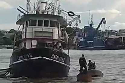 Durante la operación se pudo evitar que la embarcación quede varada.