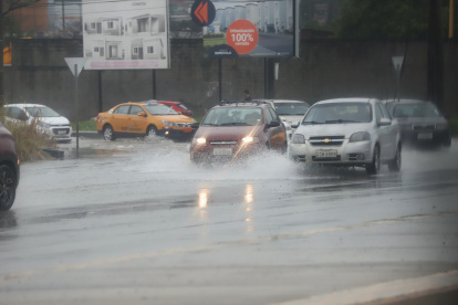 Los vehículos avanzaban en forma lenta el pasado martes tras la fuerte lluvia registrada en la vía a Daule, norte de Guayaquil.