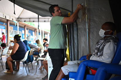 Un hombre recibe atención médica en una tienda de campaña para tratar casos sospechosos de dengue en la región administrativa de São Sebastião, a las afueras de Brasilia (Brasil).