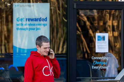 Una persona habla por su teléfono móvil afuera de una tienda minorista de AT&T en Tucker, Georgia, EE.UU.
