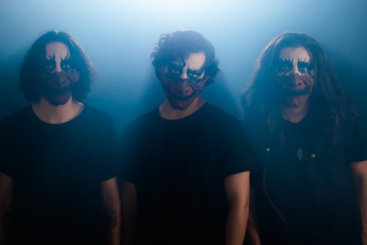 De izquierda a derecha: Fabricio Carriel (batería), Andrés Echanique (guitarra) y John Villamar (bajo).