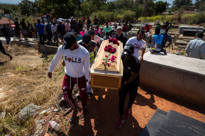 Familiares y simpatizantes participan en el entierro de una de las victimas mortales del derrumbe en la mina "Bulla Loca" este jueves, en La Paragua (Venezuela).