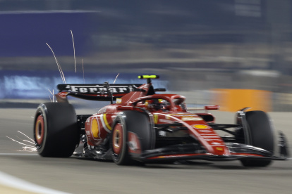 Sakhir (Bahrain), 22/02/2024.- Scuderia Ferrari driver Carlos Sainz Jr of Spain steers his car during the pre-season testing for the 2024 Formula One season at the Bahrain International Circuit in Sakhir, Bahrain, 22 February 2024. (Fórmula Uno, Bahrein, España) EFE/EPA/ALI HAIDER