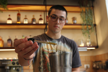 Combinación. Bebida de guayusa con gotas de aceite de CBD, en Bhumi.