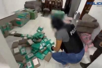 La Policía halló 17 armas de fuego, 6 vehículos, 1268 paquetes de cocaína y más.