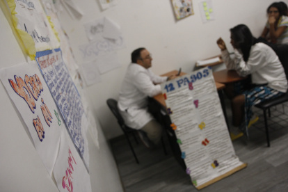 Los especialistas atienden a las personas que buscan rehabilitación