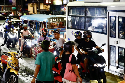 Los accidentes de tráfico mortales son habituales en Filipinas, donde los conductores a menudo incumplen las normas y los vehículos suelen estar mal mantenidos o sobrecargados, además de las precarias condiciones de las carreteras.