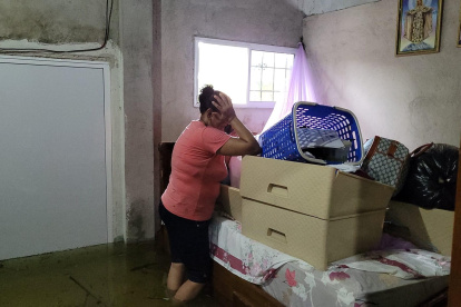 Persona afectada por lluvias en Babahoyo.