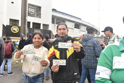 Los hinchas del Ídolo salieron felices con sus entradas para la Noche Amarilla.