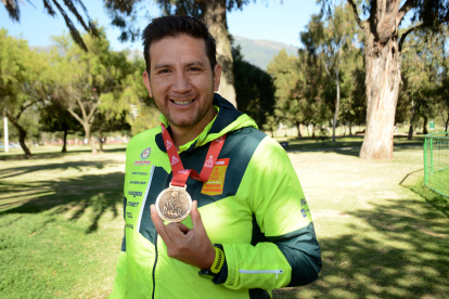 Sebastián Guayasamín con la medalla que obtuvo en el rally Dakar de 2024.