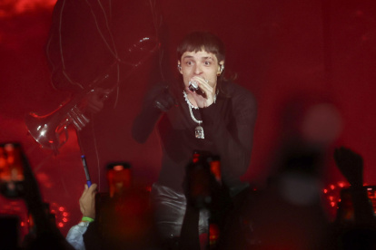 Fotografía de archivo en la que se registró al cantante mexicano Peso Pluma, durante un concierto, en el WiZink Center, en Madrid (España).