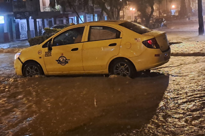 Como cascada empezó a rodar agua por las calles del cantón.