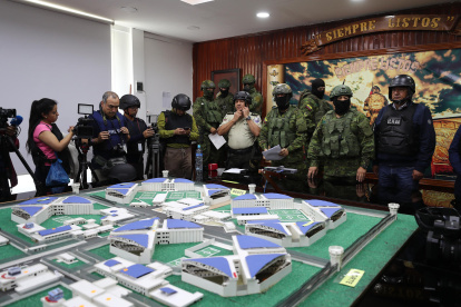 Miembros de las Fuerzas Armadas se preparan para un recorrido en la cárcel de Cotopaxi.