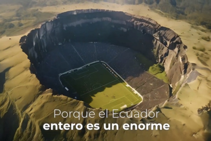 Una de las imágenes que aparecen en el audiovisual, muestra un estadio de fútbol instalado en el cráter de un volcán