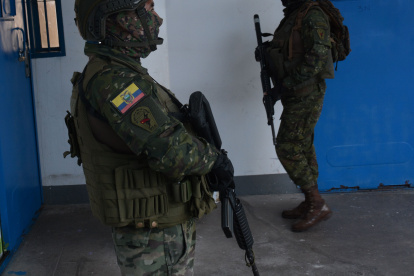 La cárcel de Cotopaxi está bajo el control de los militares. Allí, tres presos escaparon del área de máxima seguridad.