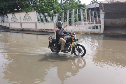 Las calles de la parroquia se encuentran inundadas.
