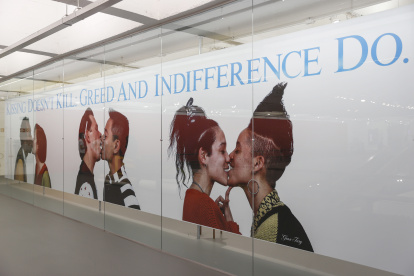 Obra Kissing doesnt kill 1989-1990 y que hace parte de la muestra "Gran Fury: El arte no es suficiente"