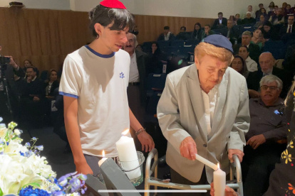 Acto. Durante el encendido de la vela se rindió homenaje a los más de 1.200 judíos asesinados en Israel.