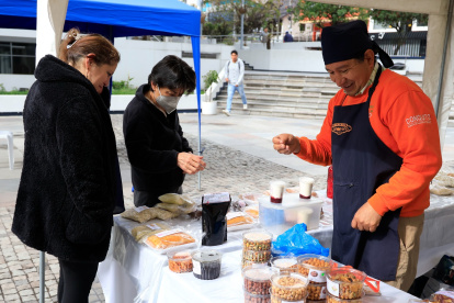 Emprender. Fernando Luna le apostó a los snacks en las ferias. Vende  papas y yucas fritas