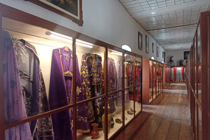 Baños. Las prendas exhibidas son regalos de los feligreses.