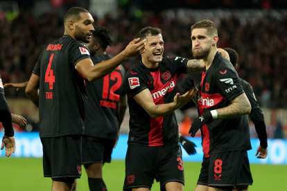 Leverkusen (Germany), 23/02/2024.- Leverkusen"s Robert Andrich (R) celebrates with teammates after scoring the 2-0 goal during the German Bundesliga soccer match between Bayer 04 Leverkusen and 1. FSV Mainz 05 in Leverkusen, Germany, 23 February 2024. (Alemania) EFE/EPA/FRIEDEMANN VOGEL (ATTENTION: The DFL regulations prohibit any use of photographs as image sequences and/or quasi-video.)