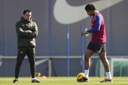 GRAFCAT181. SANT JOAN DESPÍ (BARCELONA), 23/02/2024.- El entrenador del FC Barcelona, Xavi Hernandez, y el jugador Jules Koundé (d), durante el entrenamiento del equipo azulgrana este viernes en la Ciudad Deportiva Joan Gamper para preparar el partido de LaLiga que mañana disputarán ante el Getafe. EFE/Enric Fontcuberta.