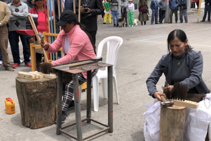 Latacunga. Las mujeres forman parte de esta labor patrimonial.