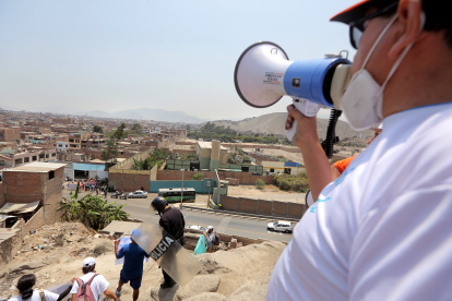 Lima. Una protesta en un cerro al frente del penal Barbadillo. Esta es una de las cárceles existentes en Perú.