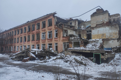 Cherníguivy.  Vista de escuela destruida por impacto de la artillería rusa.