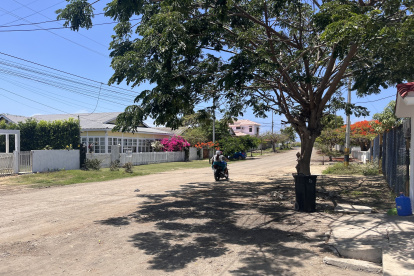 1. Calle. La avenida principal no está asfaltada; no hay veredas ni señalización vial. En época lluviosa, se convierte en un camino de barro o lodo.  2. Mantenimiento. La parte frontal del Club Ancón está intervenido, aunque el color del techo no es igual al original; en la posterior, las piezas se están desprendiendo y la maleza comienza a ingresar a la edificación.