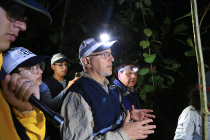 Juan Carlos Navarro y un equipo de investigación durante una labor de trampeo de vectores en un área natural de Limoncocha.