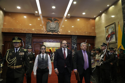 Viviana Veloz (i), Hnery Kronfle y Eckenner Recalde el día de la instalación de la Asamblea Nacional.