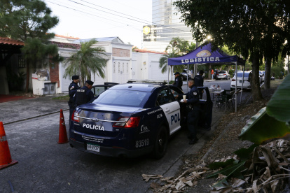 Vehículos de la Policía Nacional custodian los alrededores de la Embajada de Nicaragua este jueves 22 de febrero de 2024, en Ciudad de Panamá (Panamá).