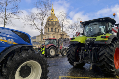 Decenas de agricultores franceses realizaron este viernes una marcha lenta con sus tractores por las calles de París, Francia, coincidiendo con la víspera del inicio del Salón de la Agricultura.