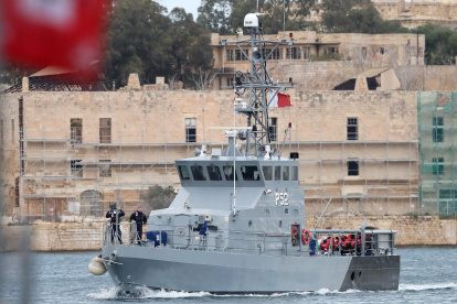 Una nave patrullera con migrantes.