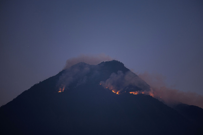 Un incendio en el volcán de Agua ayer jueves, desde la ciudad colonial de Antigua Guatemala (Guatemala).