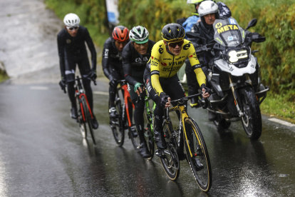 El ciclista ecuatoriano Jefferson Cepeda (c) fue protagonista de la segunda etapa de O Gran Camiño, que tuvo a Jonas Vingegaard (i) como ganador.