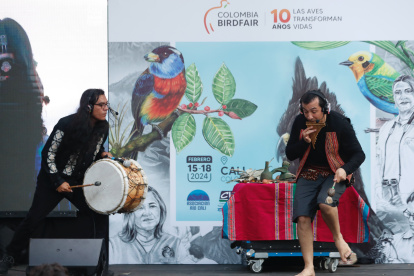 El  baterista argentino Esteban Valdivia, descubre que las civilizaciones de antaño    sacaban música de los cadáveres de los animales muertos.