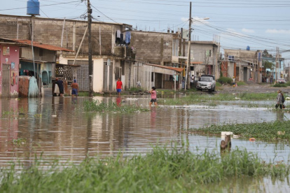 Los moradores tienen que caminar con extrema precaución para no caer en una zanja cubierta de agua