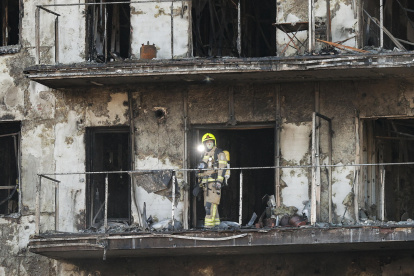 Un bombero trabaja este sábado en el edificio incendiado en el barrio de Campanar de València.