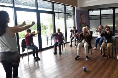 Los socios practican distintas actividades como yoga en silla