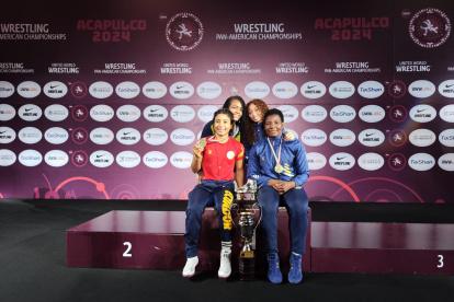 Leonela Ayoví (atrás izquierda), Jaqueline Mollocana, Lucía Yépez y Génesis Reasco, medallas en el Panamericano de Cancún.