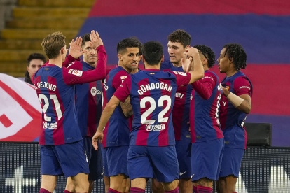 BARCELONA, 24/02/2024.- Los jugadores del Barcelona celebran su segundo gol durante el partido de LaLiga entre el Barcelona y el Getafe, este sábado en el estadio de Montjuich, en Barcelona. EFE/ Enric Fontcuberta