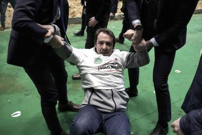 Agricultores protestaron por la presencia del presidente Emmanuel Macron en la feria.