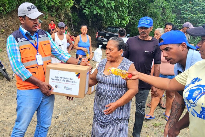 Damnificados de Muisne reciben ayuda tras la emergencia.