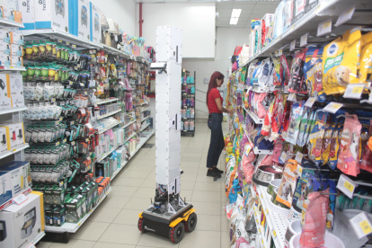 Lucía es el robot que trabaja en la cadena TÍA.