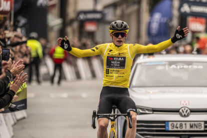GRAF020. RIBADAVIA (OURENSE), 24/02/2024.- El ciclista danés del equipo Visma-Lease a Bike, Jonas Vingegaard, llega vencedor a meta en la tercera etapa de O Gran Camiño en Ribadavia (Ourense). EFE/Brais Lorenzo